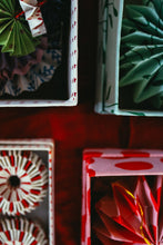 Ladda upp bild till gallerivisning, Origami Röd