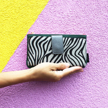 Ladda upp bild till gallerivisning, Plånbok Zebra