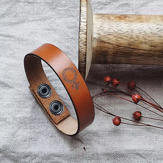 Läderarmband kvinnosymbol konjak