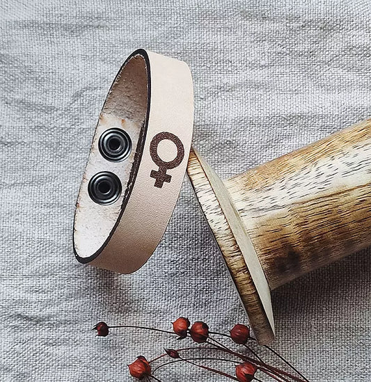 Läderarmband kvinnosymbol natur